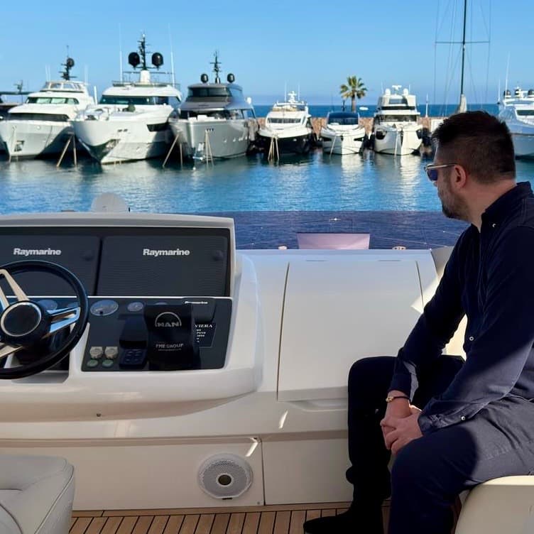 Guillaume, fondateur de RUPTURR, le regard tourné vers l'horizon